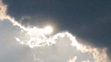 Güneşli bir günde güneş ve bulut yüksek çözünürlüklü görüntüler çeker.