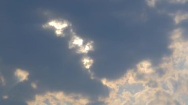 Günbatımında zaman kaybı ya da gün doğumu güzel bulut ve gökyüzü doğa manzarası. 4K görüntü.