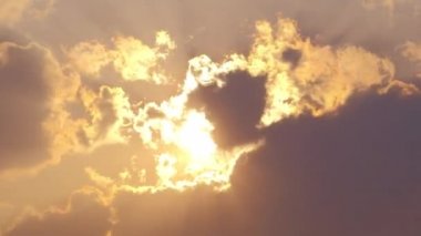 Günbatımında zaman kaybı ya da gün doğumu güzel bulut ve gökyüzü doğa manzarası. 4K görüntü.