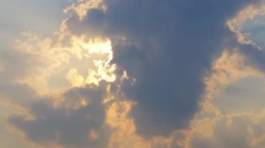 Günbatımında zaman kaybı ya da gün doğumu güzel bulut ve gökyüzü doğa manzarası. 4K görüntü.