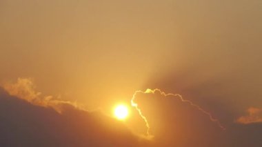 Günbatımında zaman kaybı ya da gün doğumu güzel bulut ve gökyüzü doğa manzarası. 4K görüntü.
