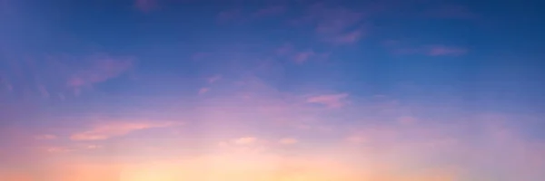 Langit Panorama Dengan Awan Saat Matahari Terbit Dan Waktu Matahari — Stok Foto