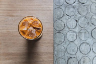 Kahve dükkanının arka plan retro tarzının üst görüntüsü