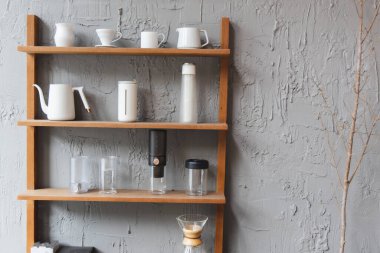 Koyu renklerde bir çatı katı düzeni çeşitli kahve dükkanlarının iç mekan görüntüsü açık kahve dükkanına hoş geldiniz