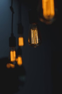 Ntique Edison tarzı ampuller, kafeterya arka planı, uzay retro ışıklandırması.