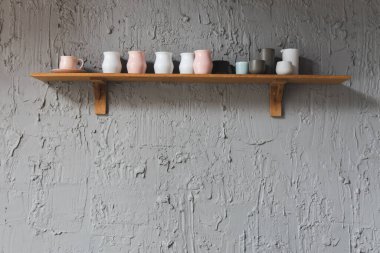 Koyu renklerde bir çatı katı düzeni çeşitli kahve dükkanlarının iç mekan görüntüsü açık kahve dükkanına hoş geldiniz