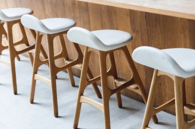 Koyu renklerde bir çatı katı düzeni çeşitli kahve dükkanlarının iç mekan görüntüsü açık kahve dükkanına hoş geldiniz