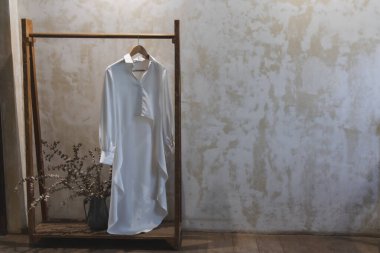 Koyu renklerde bir çatı katı düzeni çeşitli kahve dükkanlarının iç mekan görüntüsü açık kahve dükkanına hoş geldiniz