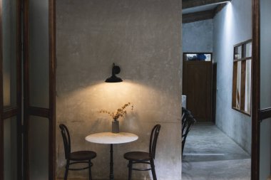 Koyu renklerde bir çatı katı düzeni çeşitli kahve dükkanlarının iç mekan görüntüsü açık kahve dükkanına hoş geldiniz