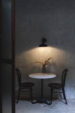 Koyu renklerde bir çatı katı düzeni çeşitli kahve dükkanlarının iç mekan görüntüsü açık kahve dükkanına hoş geldiniz