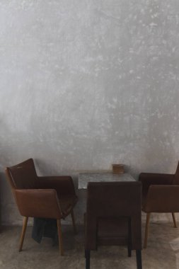 Koyu renklerde bir çatı katı düzeni çeşitli kahve dükkanlarının iç mekan görüntüsü açık kahve dükkanına hoş geldiniz