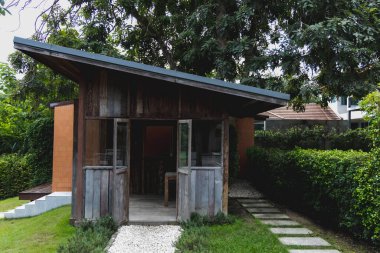 Koyu renklerde bir çatı katı düzeni çeşitli kahve dükkanlarının iç mekan görüntüsü açık kahve dükkanına hoş geldiniz