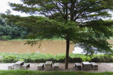 Koyu renklerde bir çatı katı düzeni çeşitli kahve dükkanlarının iç mekan görüntüsü açık kahve dükkanına hoş geldiniz