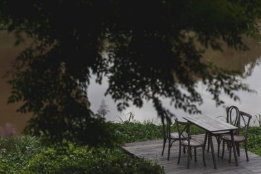 Koyu renklerde bir çatı katı düzeni çeşitli kahve dükkanlarının iç mekan görüntüsü açık kahve dükkanına hoş geldiniz