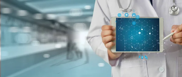 Médico Médico Tableta Inteligente Dispositivo Médico Analizando Informe Médico Fondo — Foto de Stock