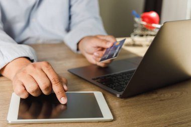 Adam online ödeme, bankacılık ve çevrimiçi alışveriş mobil bankacılık ağ teknolojisi