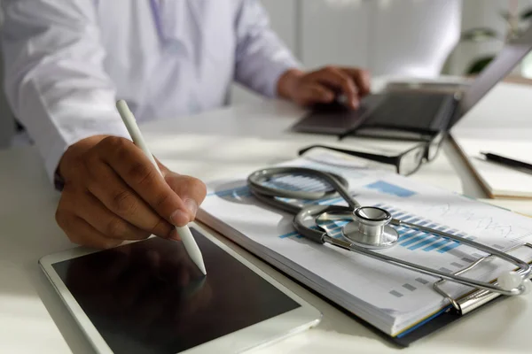 Salud Médico Analizando Informe Médico Concepto Tecnología Médica —  Fotos de Stock