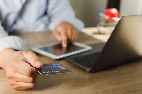 Człowiek Zakupy Płatności Online Bankowość Zakupy Online Mobilna Sieć Bankowa — Zdjęcie stockowe