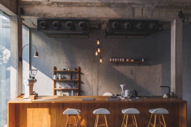 Kafe iç mimarisi koyu renkli bir çatı katı tarzı çeşitli kahvenin iç mekan görüntüsü açık kahve dükkanının arka planına hoş geldiniz