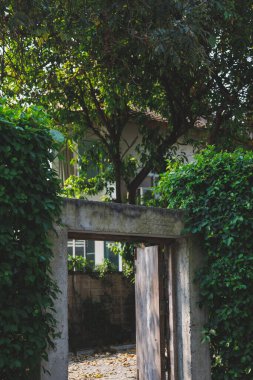 Kafe iç mimarisi koyu renkli bir çatı katı tarzı çeşitli kahvenin iç mekan görüntüsü açık kahve dükkanının arka planına hoş geldiniz