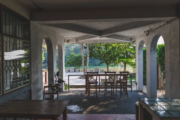 Kafe Mimarisi Koyu Renkli Bir Çatı Katı Tarzı Çeşitli Kahvenin — Stok fotoğraf