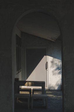 Kafe iç mimarisi koyu renkli bir çatı katı tarzı çeşitli kahvenin iç mekan görüntüsü açık kahve dükkanının arka planına hoş geldiniz