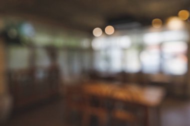 Bulanık kahve dükkanı ya da kafe restoranı. Çatı katı tarzı bir kafeterya. Açık kahve dükkanı ve anahtar görsel tasarım.