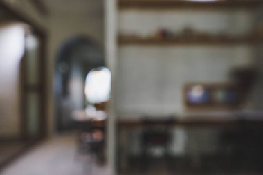 Bulanık kahve dükkanı ya da kafe restoranı. Çatı katı tarzı bir kafeterya. Açık kahve dükkanı ve anahtar görsel tasarım.