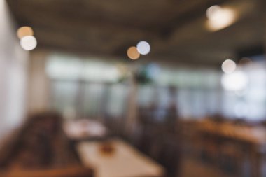 Bulanık kahve dükkanı ya da kafe restoranı. Çatı katı tarzı bir kafeterya. Açık kahve dükkanı ve anahtar görsel tasarım.