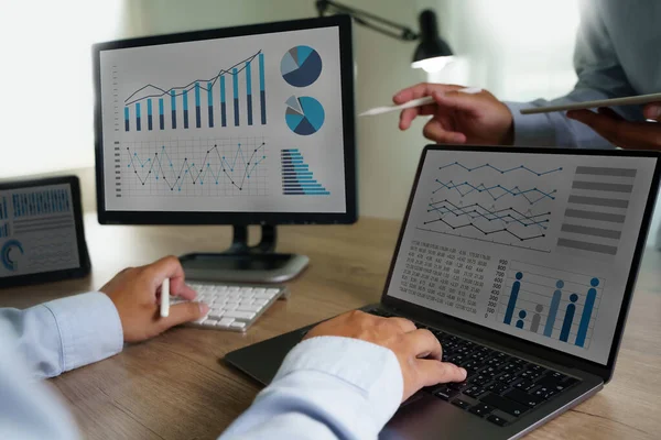 Análise Empresário Com Gráficos Análise Tecnologia Crescimento Financeiro Documentos Negócios — Fotografia de Stock