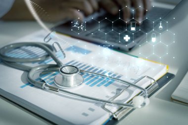 Doktor, sağlık hizmetleri iş ağı bağlantısını analiz ediyor.