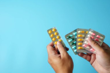 Plastik pakette tıbbi ilaçlar ve haplar Sağlık hizmetleri ve tedavi hastalıkları