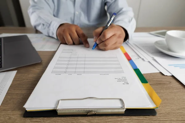 Geschäftsmann Arbeitet Beim Lesen Von Dokumenten Unterzeichnung Eines Vertrags Auf — Stockfoto