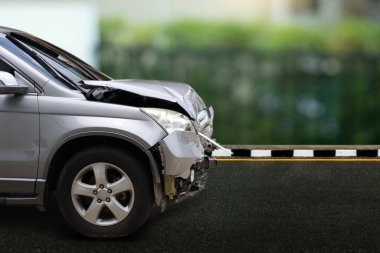 Trafik kazasından sonra yolda trafik kazası.