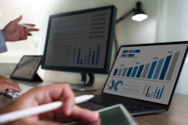 Grafik analiz teknolojisi ve finansal büyüme iş belgeleriyle iş adamı analizcisi