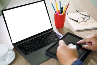 Ofis laptopunda dizüstü bilgisayar kullanan boş ekran adam reklam mesajınız için boş bir kopya alanı ekranı kullanıyor.