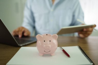 İş adamı masa başı mali işler muhasebe tasarruf domuz bankası iş ile