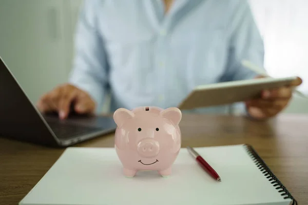 Επιχειρηματίας Που Εργάζεται Γραφείο Χρηματοδότησης Λογιστική Εξοικονόμηση Χρημάτων Piggy Τράπεζα — Φωτογραφία Αρχείου