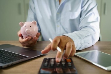 İş adamı masa başı mali işler muhasebe tasarruf domuz bankası iş ile