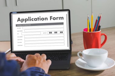 Bilgisayarda çalışan iş adamı Çevrimiçi Web İş Uygulama Formu Kişisel Bilgilerini Kullan