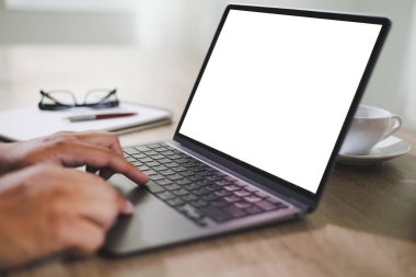 Ofis laptopunda dizüstü bilgisayar kullanan boş ekran adam reklam mesajınız için boş bir kopya alanı ekranı kullanıyor.