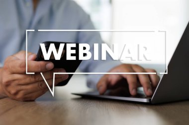 WEBINAR masadaki el E-business tarama Bilgisayardaki bağlantı, sınıfta kahve molası bulut iletişimini kullanmak için