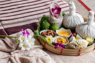 Tayland spa spa spa aroma terapisinde doğal Tayland aroma masajı. Sağlık için masaj spa vücut tedavi aroması