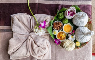 Tayland spa spa spa aroma terapisinde doğal Tayland aroma masajı. Sağlık için masaj spa vücut tedavi aroması