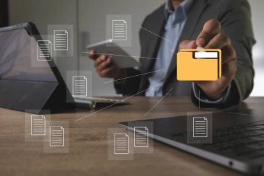 Belgeleri yığın iş kağıdı dosya dizini masa evrakları muhasebe kavramına dizin
