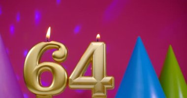64 numaralı doğum günü pastası mumu yanıyor. Mutlu yıllar yıldönümü kutlaması konsepti. Arka planda doğum günü şapkası