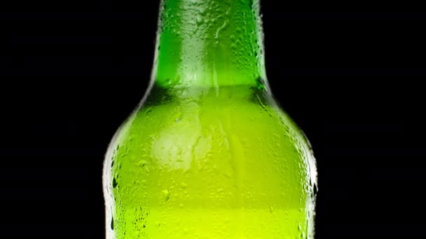 Зеленая холодная бутылка пива. Бутылка с каплями и конденсатом. Холодное пиво — стоковое видео