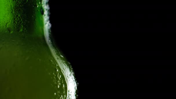 Water druppels vallen op het glas bier. Waterdruppels op groen glas — Stockvideo