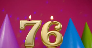 76 numaralı doğum günü pastası mumu yanıyor. Mutlu yıllar yıldönümü kutlaması konsepti. Arka planda doğum günü şapkası