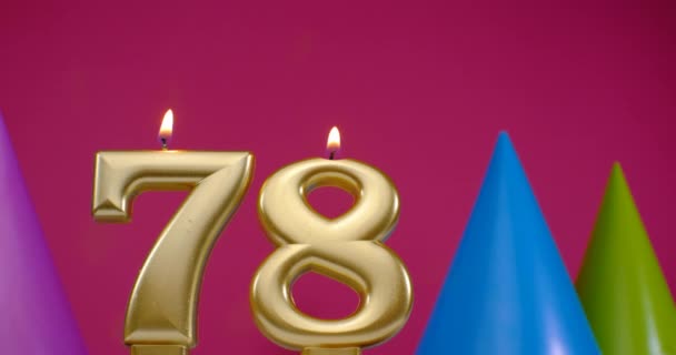 78-as számú égő szülinapi torta gyertya. Boldog születésnapot háttér évforduló ünneplés koncepció. Születésnapi kalap a háttérben — Stock videók